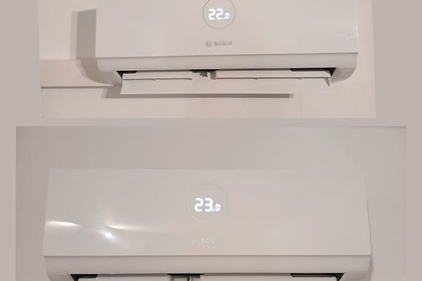 Wandmontiertes Innengerät einer Split-Klimaanlage in einem Wohnraum
