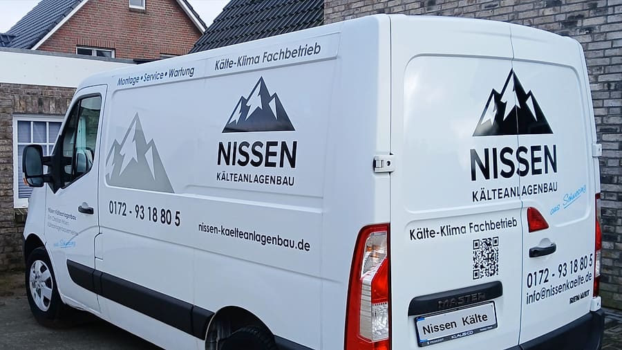 Servicefahrzeug von Nissen Kälteanlagenbau mit Firmenbeschriftung
